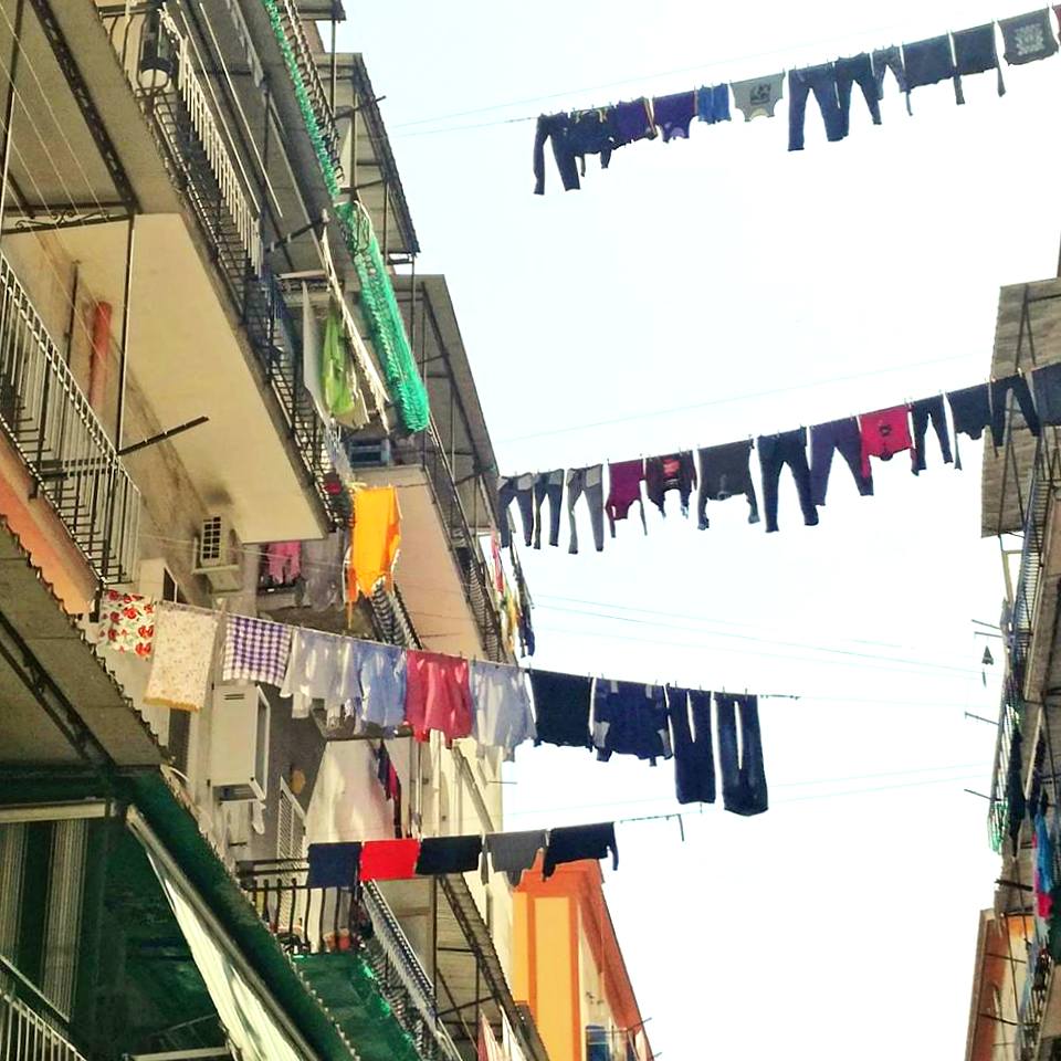fenomen prania we Włoszech, wiszące pranie